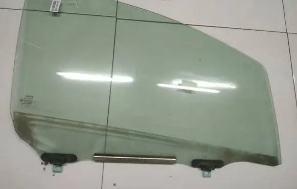 Toyota Yaris Front door window glass four-door as2
