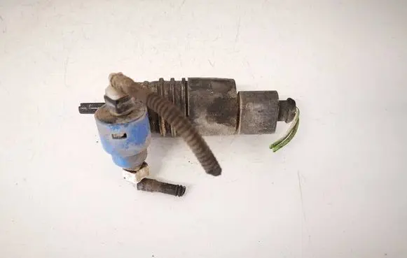 Volkswagen PASSAT B6 Windscreen/windshield washer pump 