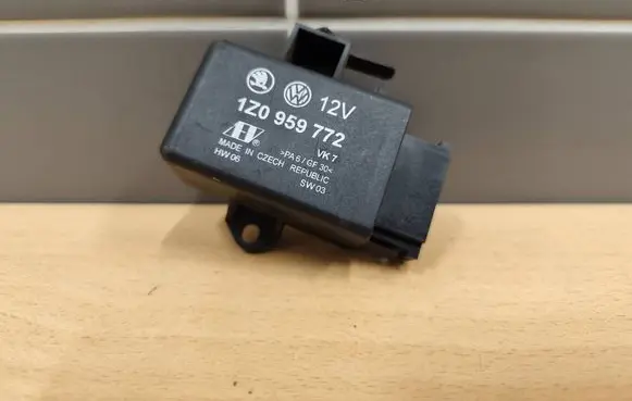 Volkswagen PASSAT B6 Seat heating relay 1Z0959772