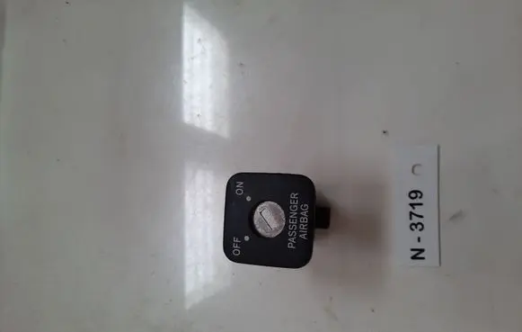 Passenger airbag on/off switch