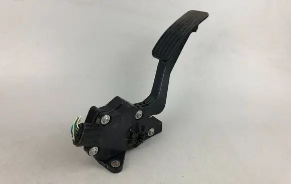 Accelerator throttle pedal
