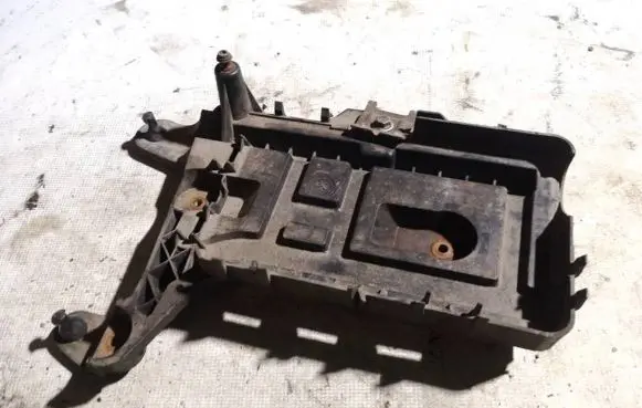 Volkswagen PASSAT B6 Battery box tray 1k0915333