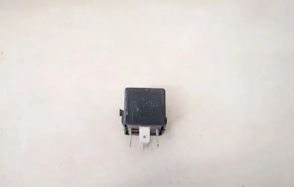 Mercedes-Benz C W203 Other relay a0025421319 v23134-b52-x336