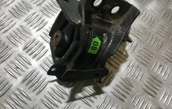 Toyota Avensis T250 Engine mount bracket