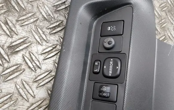 Toyota Auris 150 Wing mirror switch