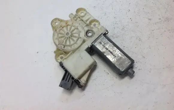Toyota Avensis T250 Front door window regulator motor 0130822031