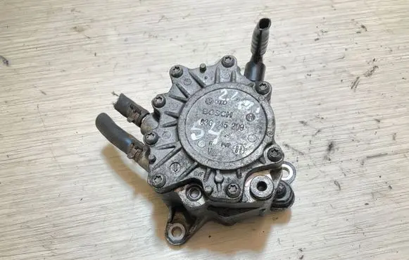 Volkswagen Jetta V Vacuum pump 03G145209