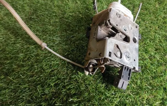 Audi A6 S6 C4 4A Front door lock 4A1837016D