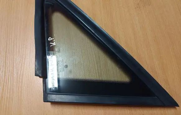Volkswagen Touran I Front triangle window/glass 1T0845411