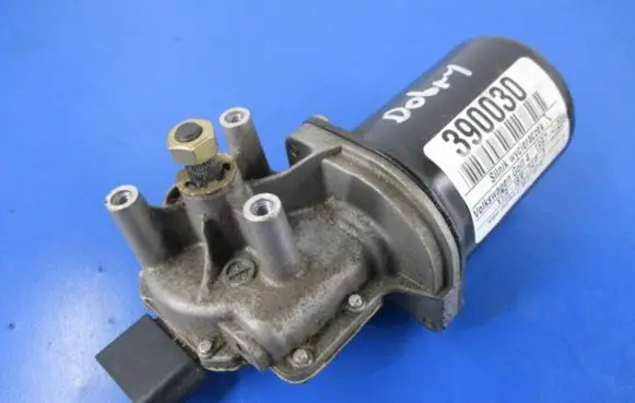 Volkswagen Golf IV Front wiper linkage and motor