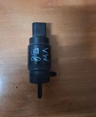 Volkswagen PASSAT B5 Windscreen/windshield washer pump 1K5955651