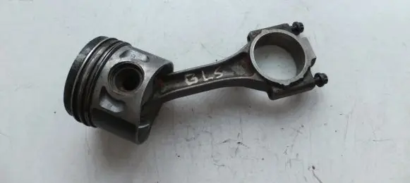 Volkswagen Golf V Piston with connecting rod