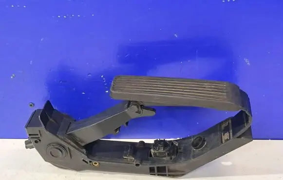 Mercedes-Benz E W211 Accelerator throttle pedal A2113000504