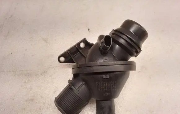 BMW 5 F10 F11 Thermostat 864879101