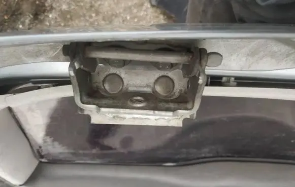 Ford Focus Tailgate/trunk/boot hinge