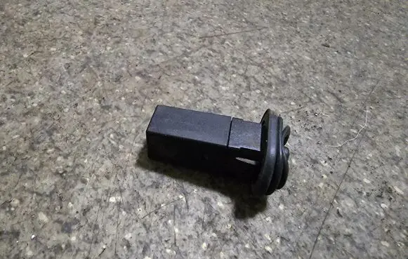 BMW 3 E46 Fuel tank opening switch 8228939