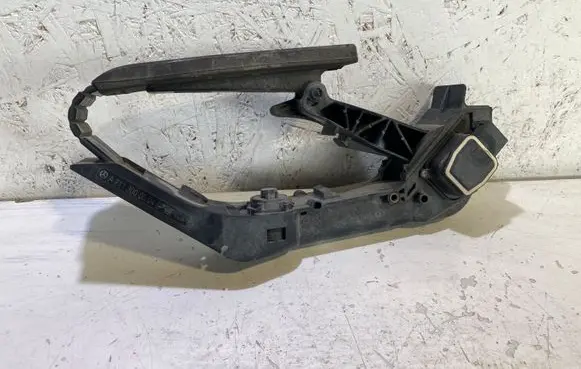 Mercedes-Benz E W211 Accelerator throttle pedal A2113000504