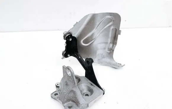Toyota RAV 4 (XA50) Engine mounting bracket 