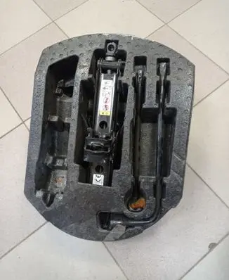 Jeep Grand Cherokee Tool set 68284639AA 68284639