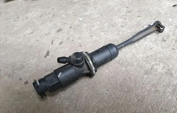 Dacia Logan I Clutch master cylinder 8200424004A