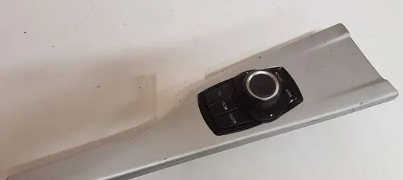 Head unit multimedia control