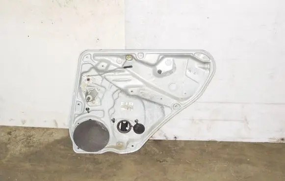Rear door manual window regulator