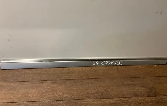 Mercedes-Benz E W211 Front door trim (molding) A2116902062 2116902062