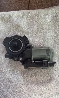 KIA Ceed Front door window regulator motor 824601H010