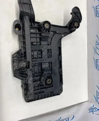 Volkswagen Caddy Battery tray 1K0915333B