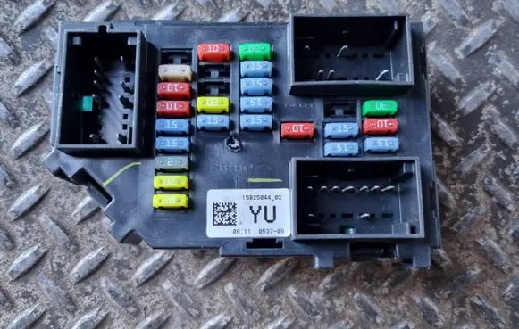 Cadillac Escalade Fuse module 15925044
