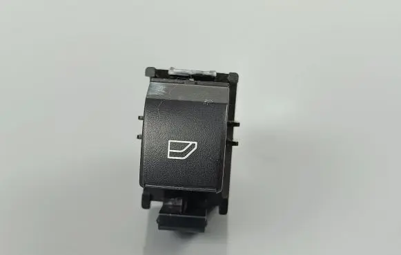 Mitsubishi Eclipse Cross Electric window control switch 8608A415