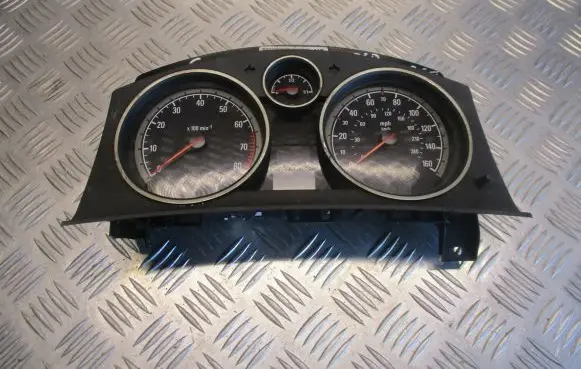 Opel Zafira B Speedometer (instrument cluster) 13225991