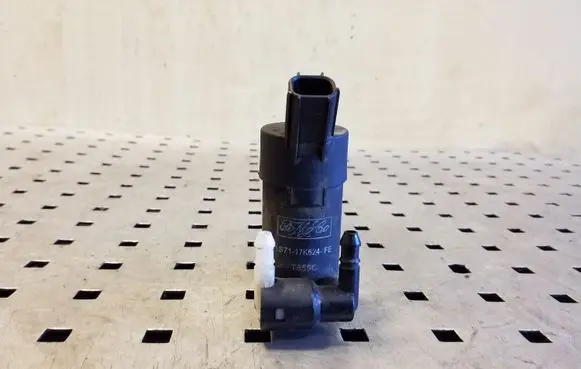 Volvo XC70 Windscreen/windshield washer pump 1S7117K624FE
