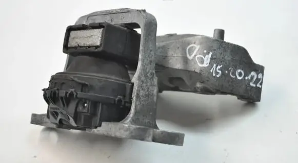 Nissan Qashqai Engine mount bracket