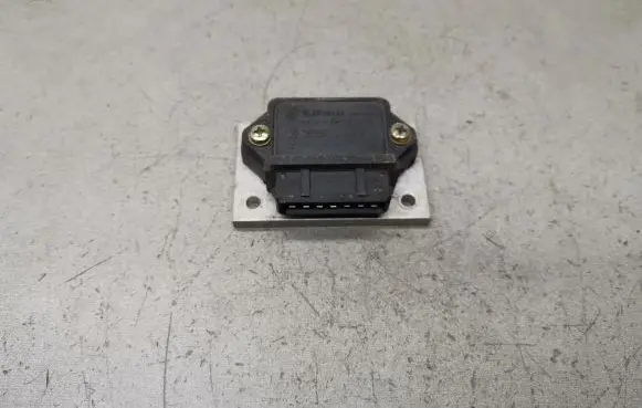 Audi 80 90 S2 B4 Ignition amplifier control unit 211905351D