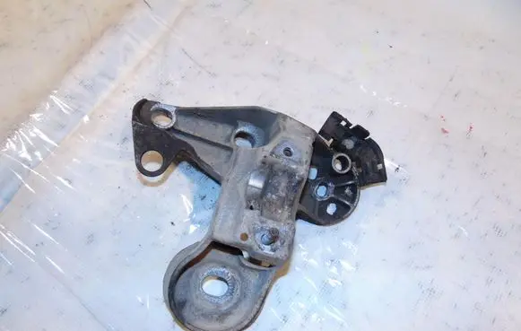 Volkswagen PASSAT B5 Engine mounting bracket 4B0199352B