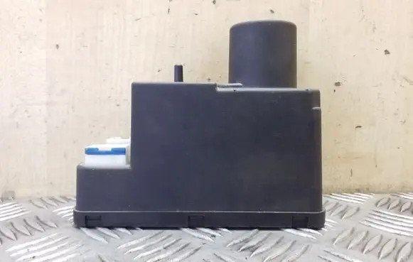 Audi 80 90 S2 B4 Central locking vacuum pump 4A0862257F 8TZ00652204