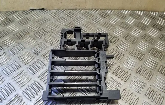 Audi TT TTS Mk2 Relay mounting block 8J0937503