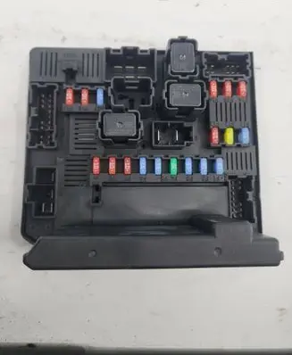 Nissan Qashqai Fuse module 284B7JD00B 519228324 1017271229