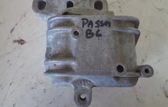 Volkswagen PASSAT B6 Engine mount bracket 1K0199262P