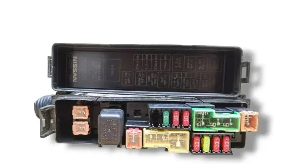 Nissan Juke I F15 Fuse module 24382EW70B 7154722330