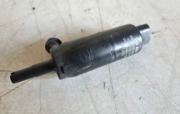 Volkswagen PASSAT B7 Headlight washer pump 6R0955681