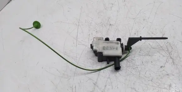 BMW 1 E82 E88 Fuel tank cap lock 4062046212 7198885 20111011