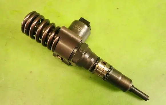 Audi A4 S4 B7 8E 8H Fuel injector