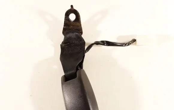 Middle seatbelt buckle (rear)