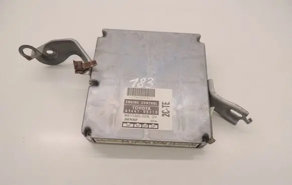 Toyota Avensis T220 Engine control unit/module 8966105310 MB1758002008 D183