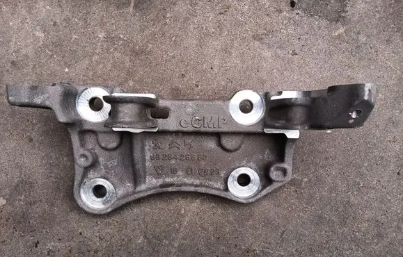 Engine mounting bracket