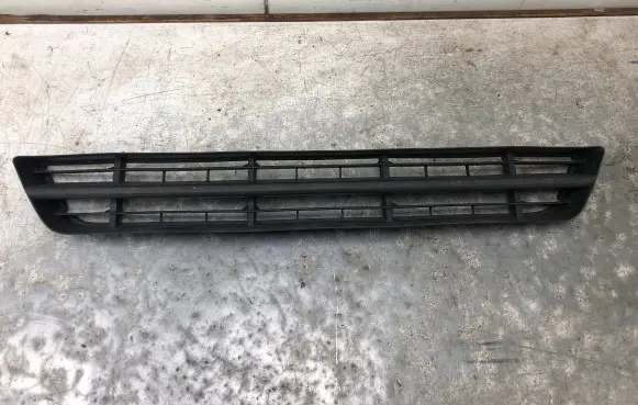 Ford Focus Front bumper lower grill 2M51-A018A58-ADW