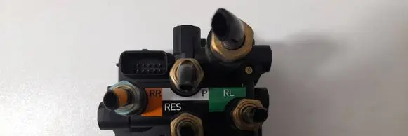 Land Rover Defender Air suspension valve block LPLA5B710AA