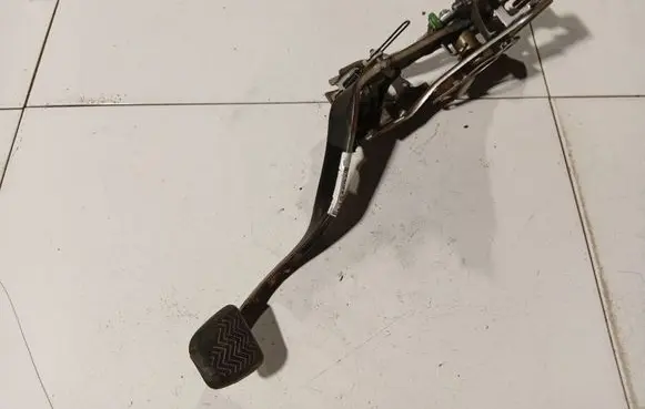 Toyota Avensis T270 Brake pedal 